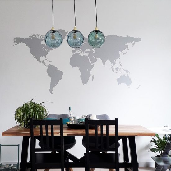 muursticker wereldkaart grijs woonkamer ideeen inspiratie binnenkijken eettafel lampen hang blauw planten jungle